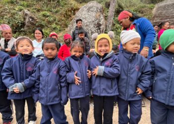 सिंहकाली आविका एक सय बढी विद्यार्थी तथा शिक्षकलाई न्यानो कपडा वितरण