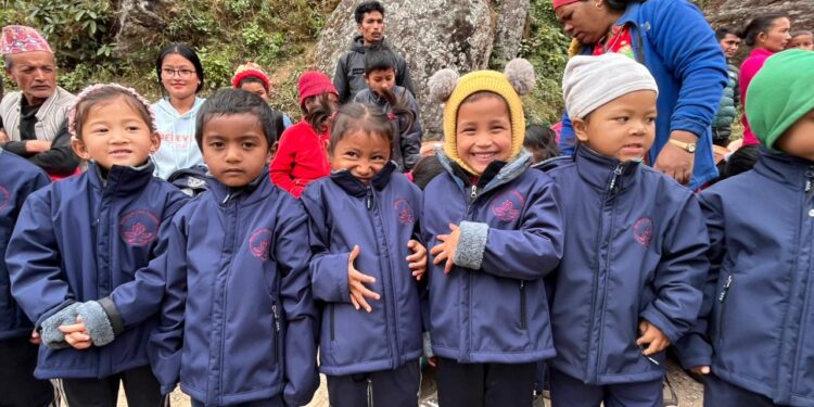 सिंहकाली आविका एक सय बढी विद्यार्थी तथा शिक्षकलाई न्यानो कपडा वितरण