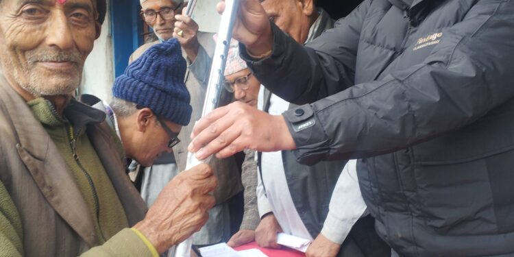 नेचासल्यान तीनका जेष्ठ नागरिकलाई स्टिल लौरो प्रदान, जनप्रतिनिधिले सम्झेकोमा खुसी
