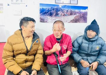 खुम्बु क्षेत्रमा लडेर घाइते पर्यटकको प्रहरीले ग¥यो उद्धार 