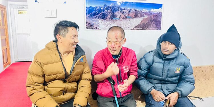 खुम्बु क्षेत्रमा लडेर घाइते पर्यटकको प्रहरीले ग¥यो उद्धार 