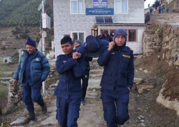 खुम्बु भ्रमणका क्रममा बिरामी परेका इन्डोनेसियन नागरिकको प्रहरी द्वारा उद्धार 