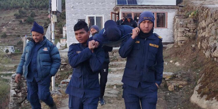 खुम्बु भ्रमणका क्रममा बिरामी परेका इन्डोनेसियन नागरिकको प्रहरी द्वारा उद्धार 