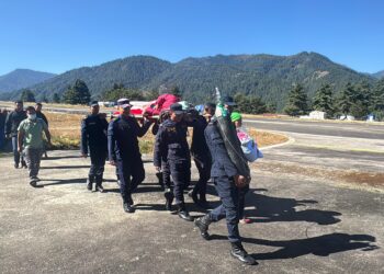  सोलुखुम्बुमा प्रहरीले गर्याे  एक सुत्केरी र नवजात शिशुको हेलिकप्टर मार्फत उद्धार 