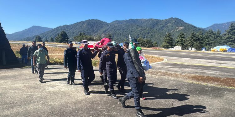  सोलुखुम्बुमा प्रहरीले गर्याे  एक सुत्केरी र नवजात शिशुको हेलिकप्टर मार्फत उद्धार 