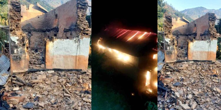  खोटाङको डुम्रेधारापानीमा आगलागी, घरबास बिहिन बन्याे भुजेल परिवार