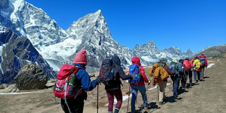 बढ्दै सगरमाथा छोड्ने पर्यटक, दैनिक ३ सय माथि बाहिरिँदै