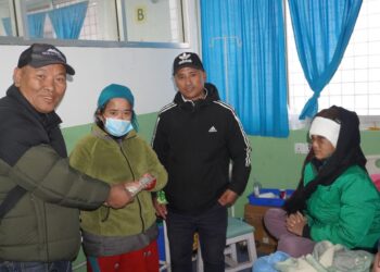 समाजसेवी शेर्पाद्धारा डोमा शेर्पाको उपचारका लागि ३० हजार रुपैयाँ सहयोग
