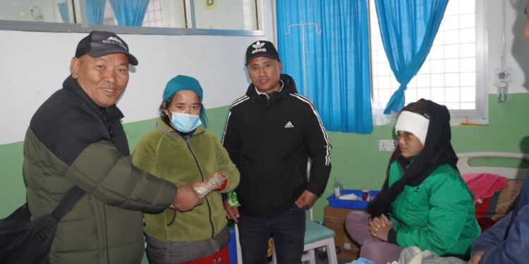 समाजसेवी शेर्पाद्धारा डोमा शेर्पाको उपचारका लागि ३० हजार रुपैयाँ सहयोग