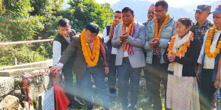दुई पालिका जोड्ने मोटरेबल पुल १७ करोड बढीको लागतमा बन्दै, पूर्वधार मन्त्री राईले गरे शिलान्यास