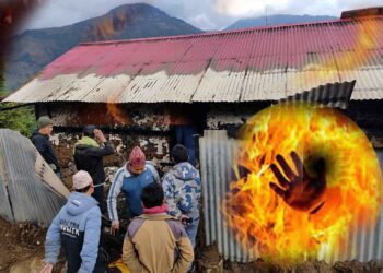 आगलागीबाट खोटाङमा एक शिक्षिका गम्भीर घाइते, घर जलेर खरानी