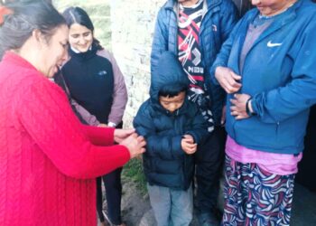 अशक्त तथा अपाङ्गता भएका बालबालिकालाई लिखुपिकेले दियाे न्यानो कपडा 