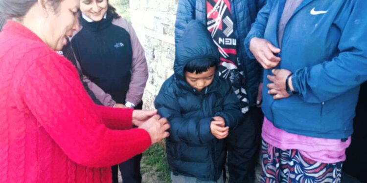 अशक्त तथा अपाङ्गता भएका बालबालिकालाई लिखुपिकेले दियाे न्यानो कपडा 