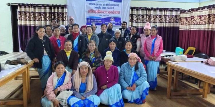 महाकुलुङमा महिला स्वास्थ स्वयंसेविकाहरुलाई आयुर्वेद सेवा सम्बन्धी अभिमुखिकरण