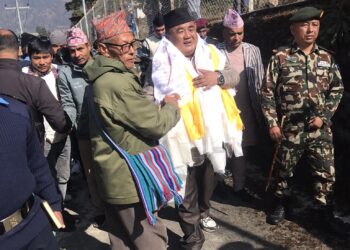 सडकको समस्या समाधान गर्न रक्षामन्त्री राई गृहजिल्लामा 