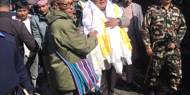 सडकको समस्या समाधान गर्न रक्षामन्त्री राई गृहजिल्लामा 