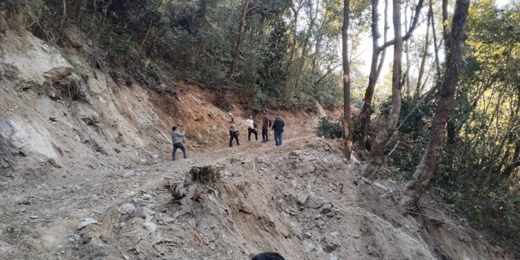 माप्य खुम्बु मितेरी मोटरेवल पुल पुनर्निर्माणका लागि जनप्रतिनिधि सहितको प्राविधिक टोली स्थलगत सर्वेक्षणमा