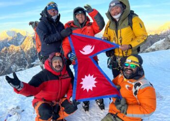 काँग्रेस महामन्त्री शर्मासहित पाँच युवाले गरे लोबुचे हिमालको सफल आरोहण