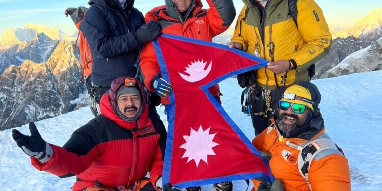 काँग्रेस महामन्त्री शर्मासहित पाँच युवाले गरे लोबुचे हिमालको सफल आरोहण