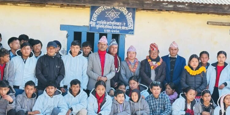 खोटाङको रावाबेँसी गाउँपालिकाका विद्यार्थीलाई ‘ज्याकेट’ वितरण