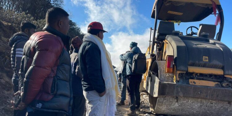 लिखुपिके क्षेत्रको सडक मर्मतमा जुट्दै दुई स्थानीय तह