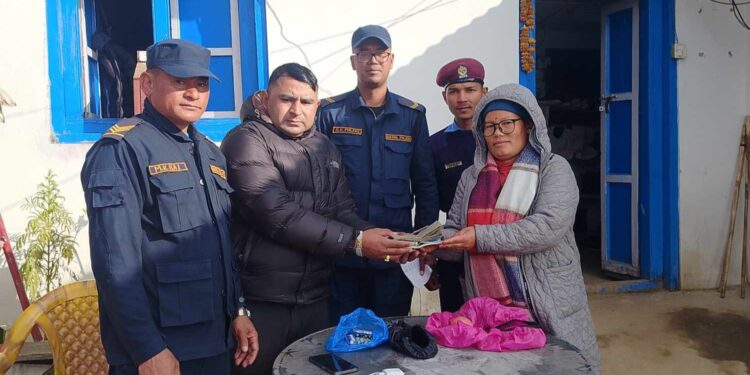  विश्‍वकर्माकाे हराएको १ लाख बढी नगद सहित कागजात प्रहरीले फेला पारी बुझायो  