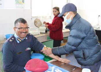 सोलुका डिएसपी घिमिरेले गरे दिर्घरोगीलाई रक्तदान