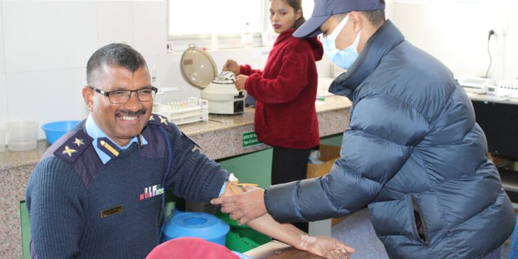 सोलुका डिएसपी घिमिरेले गरे दिर्घरोगीलाई रक्तदान