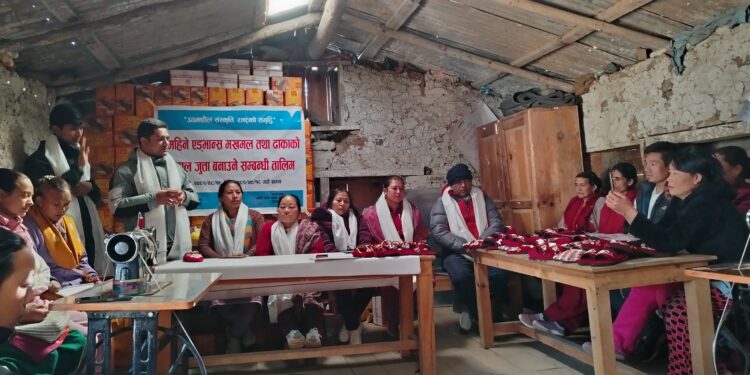 तिङ्लामा सकियो एक महिने एड्भान्स मखमल तथा ढाकाको जुत्ता, चुप्पल बनाउने तालिम