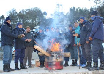 चिसो भगाउन चोक चोकमा आगो बाल्दै सोलु प्रशासन, भाग्ला त जाडो ?