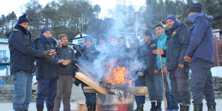 चिसो भगाउन चोक चोकमा आगो बाल्दै सोलु प्रशासन, भाग्ला त जाडो ?