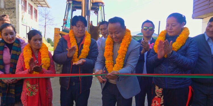 नेले–मुक्लि सडक कालोपत्रे शुरु, पालिका अध्यक्ष राईले गरे शिलान्यास