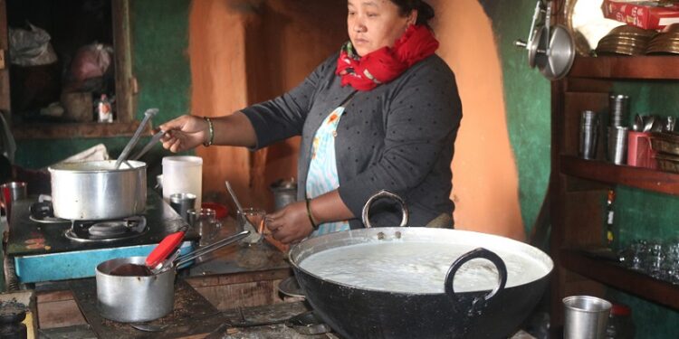 खोटाङ नुनथलाकी तामाङले चिया बेचेरै मासिक ५० हजार रुपैयाँभन्दा बढी बचत