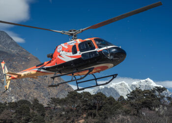 लुक्लाबाट काठमाडौं आउँदै गरेको हेलिकप्टरमा चरा ठोक्कियो, साँगामा आकस्मिक अवतरण