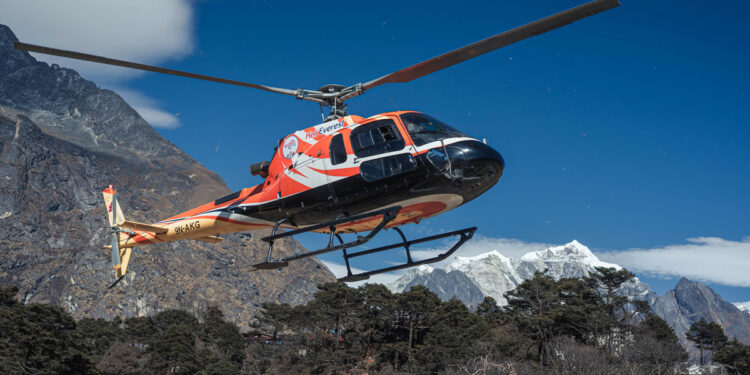 लुक्लाबाट काठमाडौं आउँदै गरेको हेलिकप्टरमा चरा ठोक्कियो, साँगामा आकस्मिक अवतरण