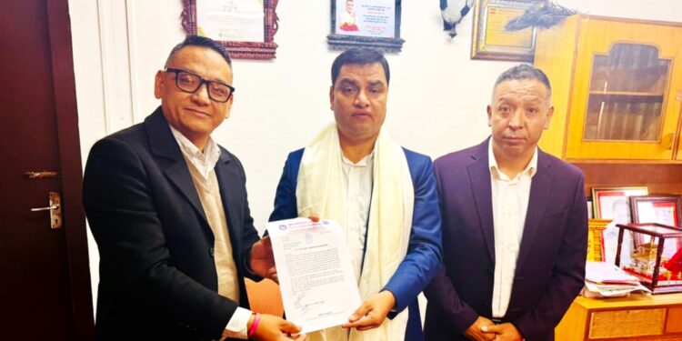 ५ शैय्याको अस्पताल र पोस्टमार्टम केन्द्र स्थापना गर्न मन्त्री पौडेलसँग पार्टी सभापति र वडाध्यक्ष शेर्पाको माग