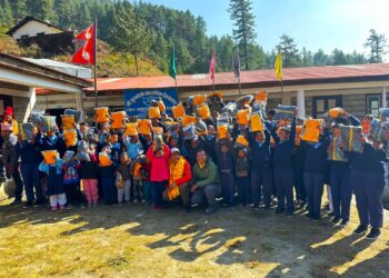 शेर्पा एड थ्रोआउट हिमालयनले  गर्याे  दुई सय बढी विद्यार्थीलाई ट्रयाक सुट वितरण