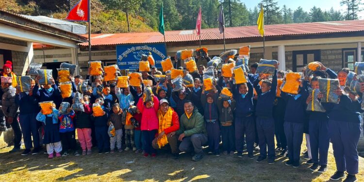 शेर्पा एड थ्रोआउट हिमालयनले  गर्याे  दुई सय बढी विद्यार्थीलाई ट्रयाक सुट वितरण