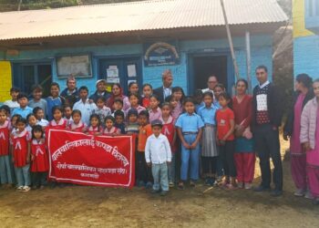 शेर्पा बालबालिका सहायता संघले उपलब्ध गराएको कपडा नेचाका २ विद्यालयमा वितरण