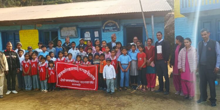 शेर्पा बालबालिका सहायता संघले उपलब्ध गराएको कपडा नेचाका २ विद्यालयमा वितरण