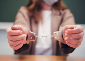 चार केजी गाँजा र तीन लाख नगदसहित एक युवती पक्राउ