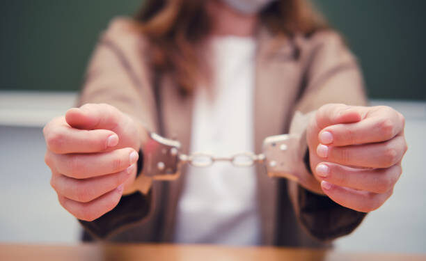 चार केजी गाँजा र तीन लाख नगदसहित एक युवती पक्राउ