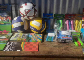 अाफ्नाे जन्मदिनमा दानुरीले दिए विद्यार्थीलाई खेलकुदका सामाग्री 