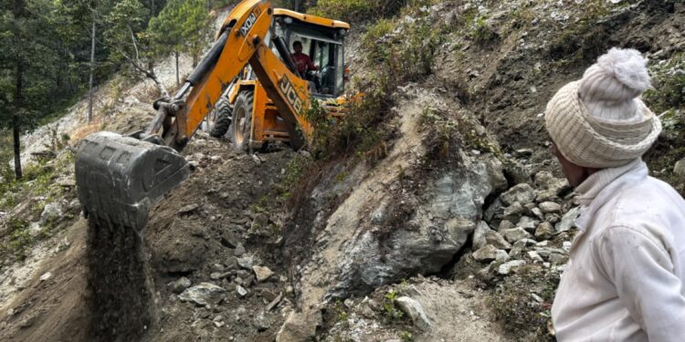 माप्य दुधकोसी ६ वाकुका विभिन्न सडकखण्ड मर्मत गरियाे