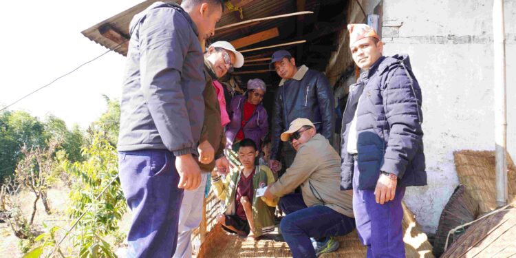 खाेटाङ्ग राखाका भानुभक्तलाई घरमै दिइयो नागरिकता 