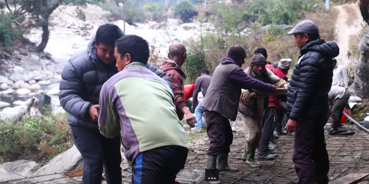 सोलुमा स्थानीयले एक लाख बढीको श्रमदान गरेर बनाए सडक