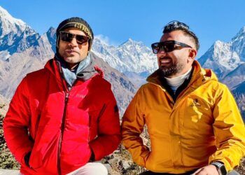 चर्चित क्रिकेटर धवनले गरे सगरमाथा अाधार शिविरकाे भ्रमण