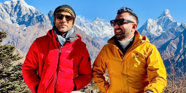 चर्चित क्रिकेटर धवनले गरे सगरमाथा अाधार शिविरकाे भ्रमण