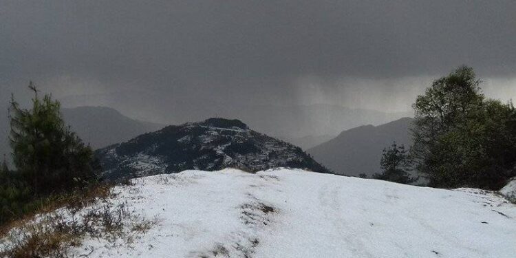 सोलुखुम्बुको माथिल्लो क्षेत्रमा हिमपात, स्थानीयवासी हर्षित