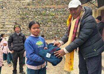 चोच्मि आविका ५३ जना शिक्षक तथा विद्यार्थीलाई स्वेटर र टोपी वितरण